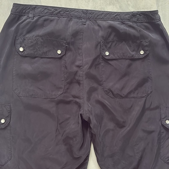 Guess dress pants  flowy /pockets & snaps  pleated front vegan silk black Size 6 - Picture 8 of 10